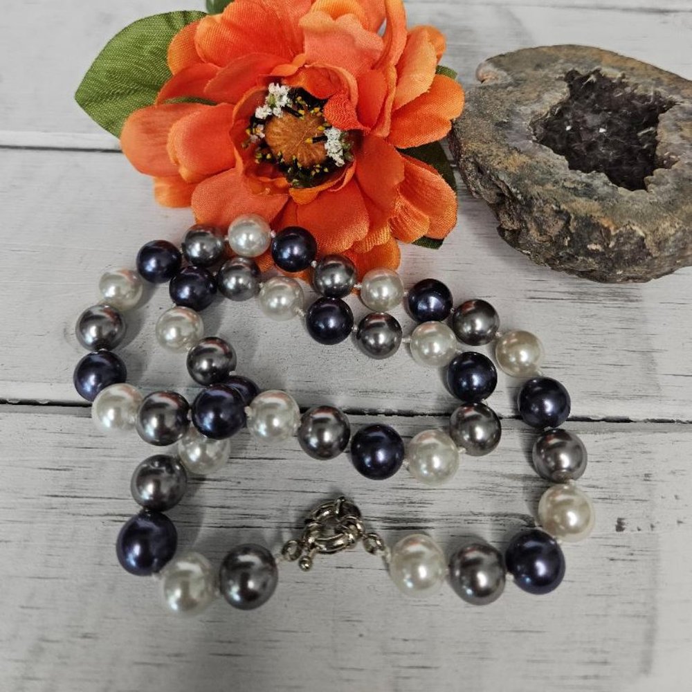Knotted Shell Pearl Necklace - Picture 4 of 4